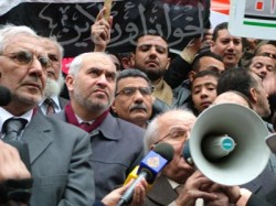 د. حمدي السيد يتحدث وبجواره د. عبد المنعم أبو الفتوح