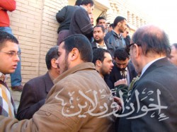 أبناء د. سناء أبو زيد يتلقون العزاء عند المقابر