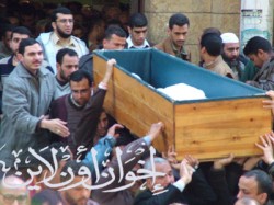 نعش الراحل يخرج من المسجد عقب الصلاة عليه