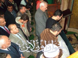 نجل د. سناء يؤم المصلين في صلاة الجنازة