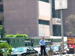 سيارات الأمن المركزي تحاصر مبنى مجلس الدولة