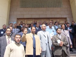 المرشحون يحتجون على عدم تنفيذ أحكام القضاء