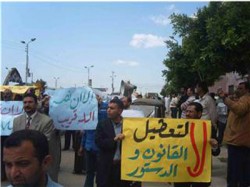 لا لتعطيل الدستور لافتة حملها المتظاهرون بكفر الشيخ