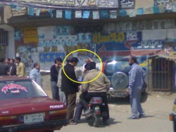 الدائرة تشير إلى رجل المباحث وهو يعطي معلومات وأوراقًا لرجال أمن الدولة