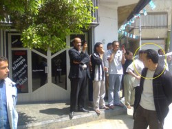 الدائرة في الصورة تشير إلى أحد رجال المباحث بمنية النصر