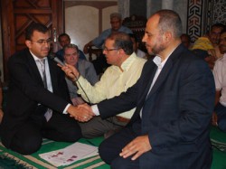 ياسر عبده والعريس خلال عقد الزواج