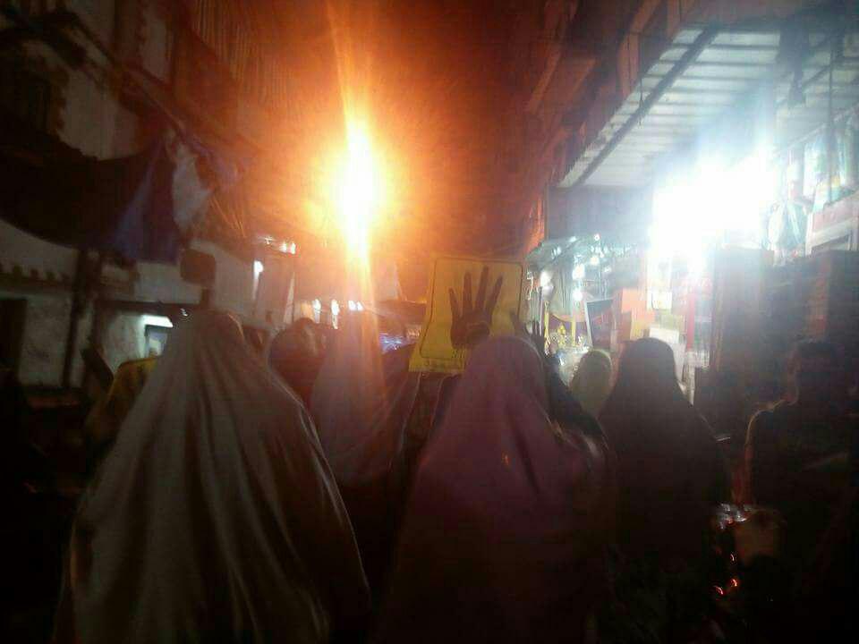 بالصور.. مظاهرة ليلية بالإسكندرية تطالب برحيل العسكر