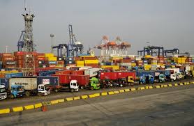 هروب جماعي لشركات شحن عملاقة من مصر