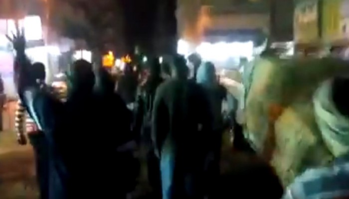 ثوار الزقازيق ينظمون مسيرة مسائية.. والأهالي يشاركون