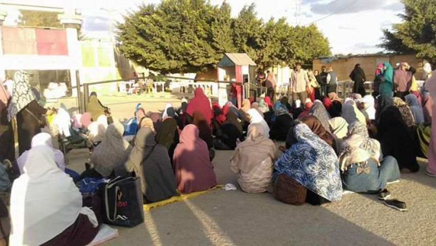 أهالي معتقلي "برج العرب" يشكون من سوء المعاملة أثناء الزيارات