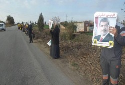 سلسلة بشرية لثوار الحسينية بالشرقية تنديدًا بحكم العسكر