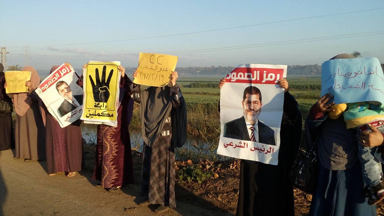 سلسلة بشرية لحرائر دمياط تطالب بالحرية للمعتقلين