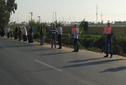 سلاسل بشرية بكفر البطيخ تهتف بالقصاص للشهداء