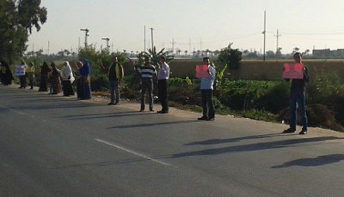 سلاسل بشرية بكفر البطيخ تهتف بالقصاص للشهداء