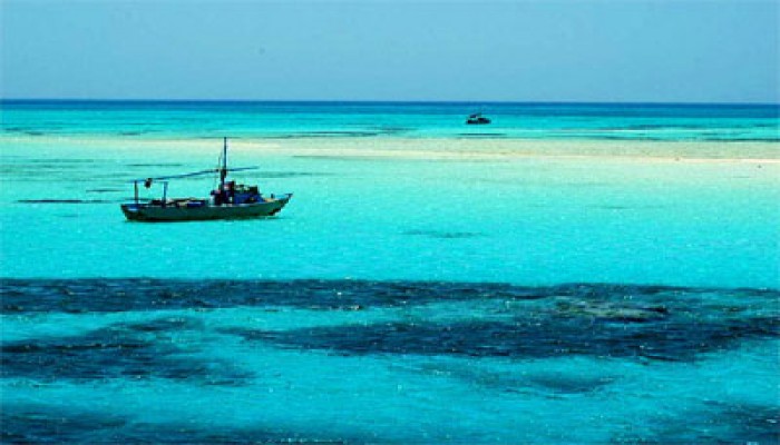 حريق هائل يلتهم أحد حفارات البترول بالسويس.. وقتلى وجرحى