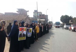 فيديو.. سلاسل بشرية بقرية الرئيس تندد بإجرام الانقلاب