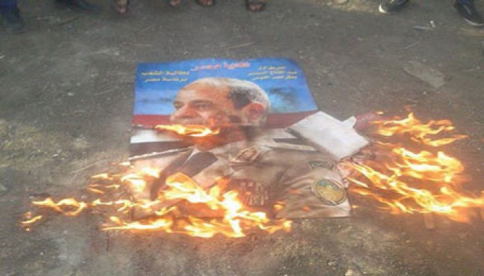 شارلز دن: السيسي يدفع الشعب المصري للتطرف