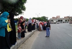 فيديو.. أحرار الإبراهيمية يحيُون أم الشهيد بسلاسل بشرية