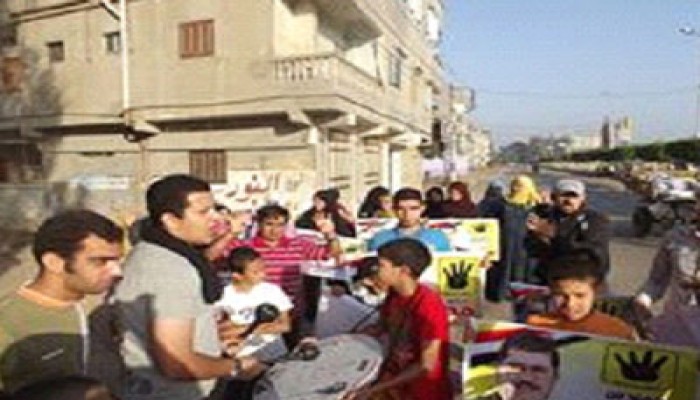 فيديو.. سلاسل ووقفات لثوار أولاد صقر تحيي أم الشهيد