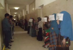 سلسلة بشرية لطلاب علوم المنوفية تندد باعتقال زملائهم