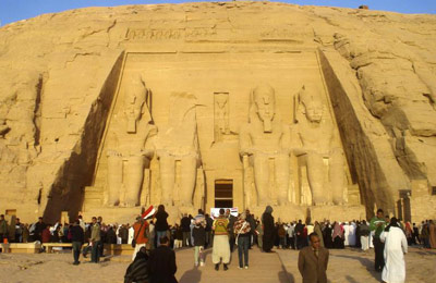 جارديان: مصر تخسر مليوني سائح لمنع دخول حقوقيين