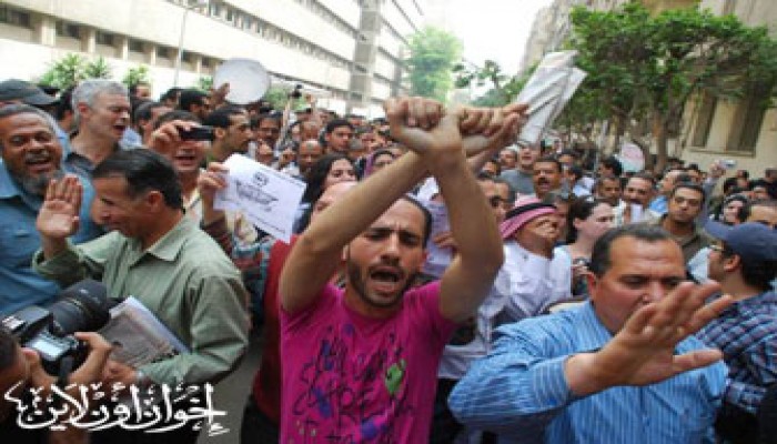 تامر أبو عرب يسخر من قانون الانقلاب للأقصى للأجور