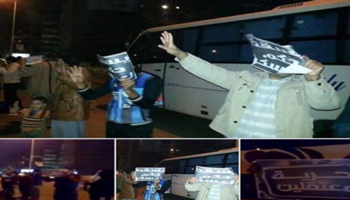 بالصور.. سلسلة بشرية ليلية بالخصوص رفضًا لحكم العسكر