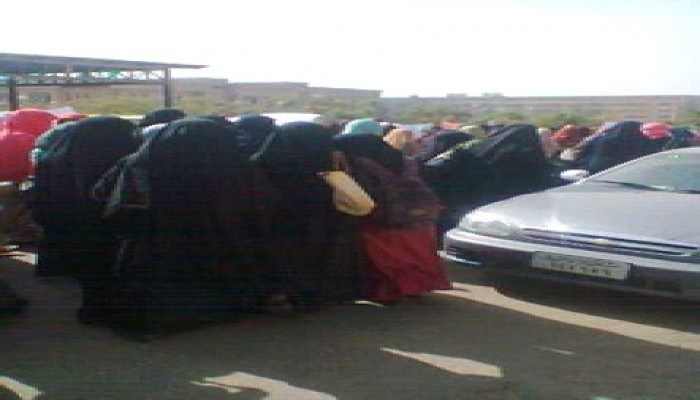 سلسلة بشرية لطالبات علوم جامعة الفيوم رفضًا لبيع مصر