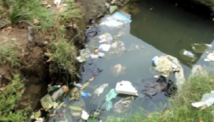 غرق أراضي ههيا في مياه الصرف ينذر بكارثة بيئية