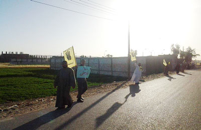 ثوار المراغة يرفضون بيع مصر بسلسلة بشرية