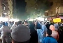 فيديو.. مسيرة ليلية ببلطيم تطالب بإعدام عصابة العسكر