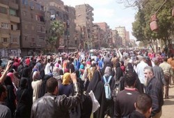 بالصور.. حشود ثوار المطرية تهتف ضد بيع مصر