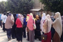 وقفة لطالبات آداب الزقازيق رفضًا لبيع مصر للصهاينة