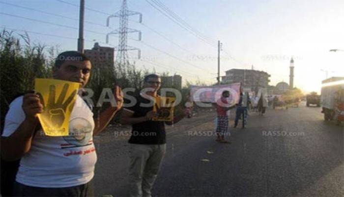 سلسلة بشرية ليلية بطلخا تندد باعتقال المواطنين عشوائيًّا