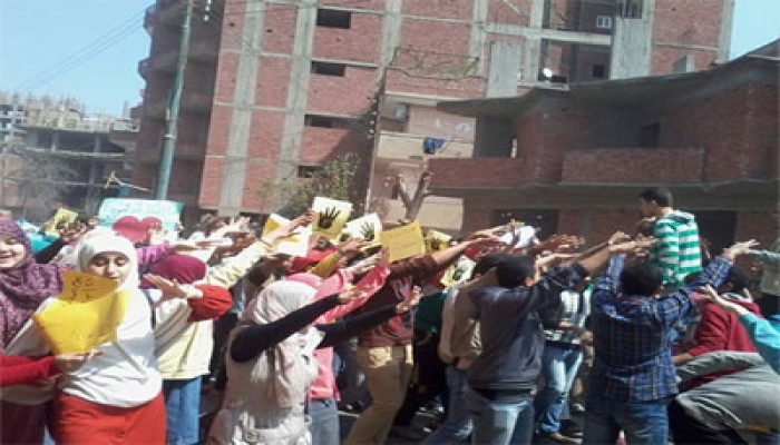 سلسلة بشرية بقويسنا تندد بقتل الشهيد محمود رمضان