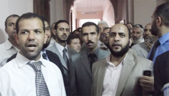 مظاهرة لمحامي "سنورس" تطالب بالإفراج عن زملائهم