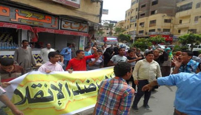 فيديو.. سلسلة بشرية بإسنا تندد بأحكام الانقلاب الجائرة