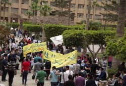 طلاب الورديان يهتفون بمحاكمة السفاح بتهمة الخيانة العظمى