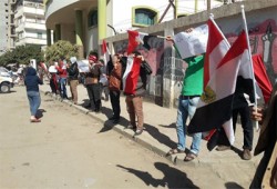 سلسلة بشرية تندد بسرقة الرصيد من عدادات الكهرباء بدمياط