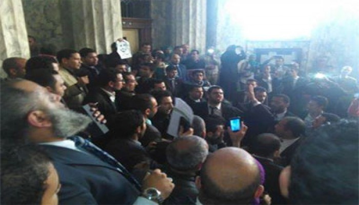 المحامون يهتفون: "كريم عادل مات مقتول والسيسي هو المسئول"