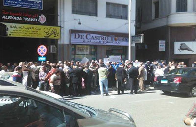 عمال المشروعات الهندسية يتظاهرون قرب التحرير