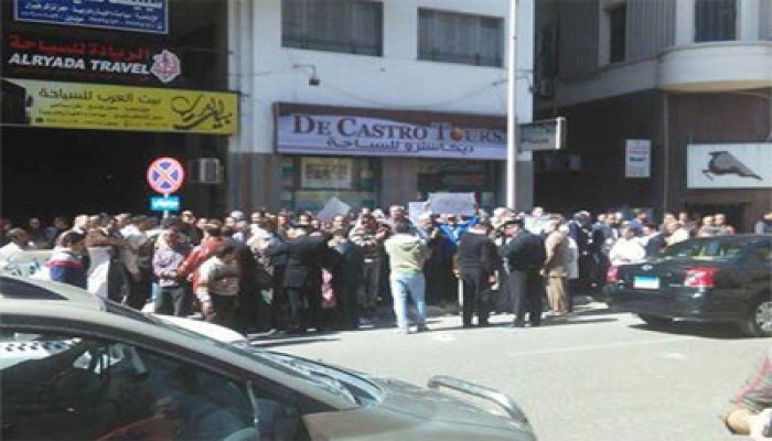 عمال المشروعات الهندسية يتظاهرون قرب التحرير