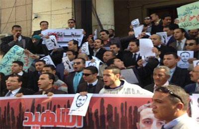 وقفة للمحامين تندد بمقتل زميلهم تحت التعذيب بقسم المطرية