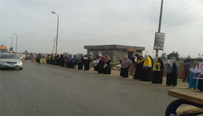 سلسلة نسائية على طريق "الزقازيق- ههيا" تندد بجرائم الانقلاب