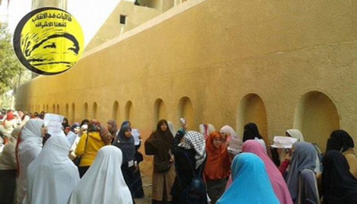 وقفة لطالبات أزهر تفهنا رفضًا لحكم العسكر