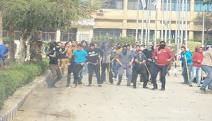 ‏ طلاب الزقازيق يتصدون لشبيحة الانقلاب ويطردونهم خارج الجامعة