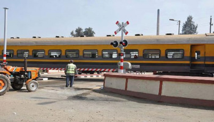 الانقلاب يغلق مزلقان السكة الحديد بإيتاي وسط غضب شعبي