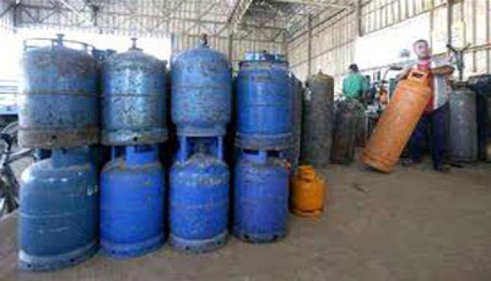 فيديو.. شرطة الانقلاب تضرب النساء أمام مستودع أنابيب