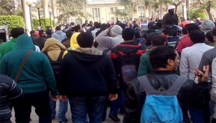 مظاهرة لطلاب جامعة الإسكندرية تهتف بالقصاص للشهداء