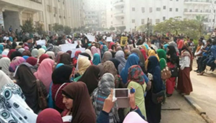 وقفة لطلاب جامعة بني سويف تندد بجرائم الانقلاب